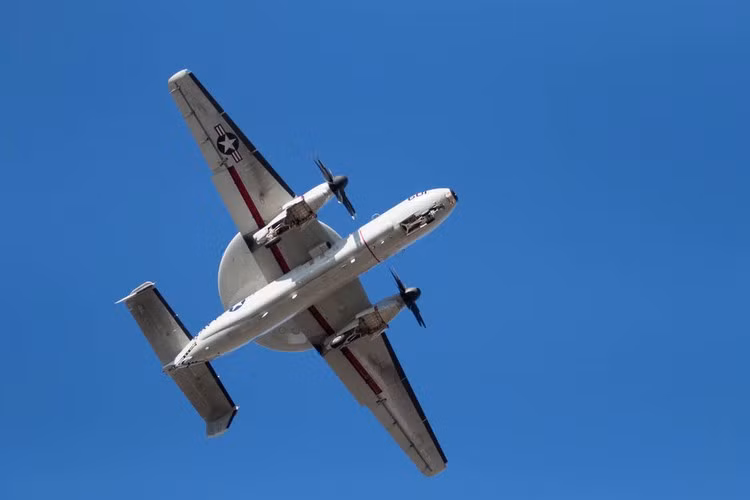 Một chiếc trinh sát cơ loại E-2C Hawkeye cất cánh từ tàu sân bay USS Gerald R. Ford. Nguồn ảnh: BI.