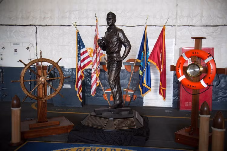 Tượng của cựu Tổng thống Mỹ Gerald R.Ford - cái tên vinh dự mà tàu USS Gerald R. Ford được đặt theo. Theo truyền thống lâu đời của Mỹ, tàu sân bay của nước này đều được đặt theo tên chính khách, phần lớn là Tổng thống hoặc những nhân vật có ảnh hưởng. Nguồn ảnh: BI.