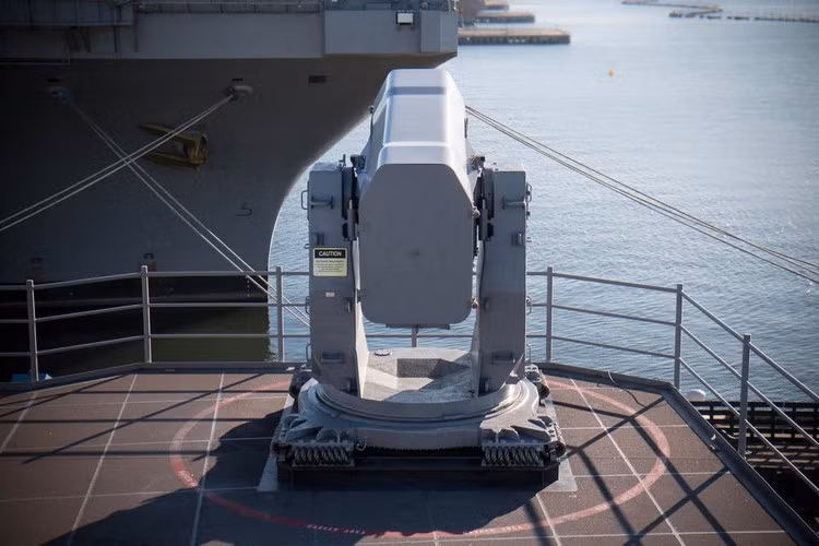 Và hệ thống tên lửa RAM phòng không. Trên tàu sân bay USS Gerald R. Ford có tổng cộng 2 tổ hợp loại này. Nguồn ảnh: BI.