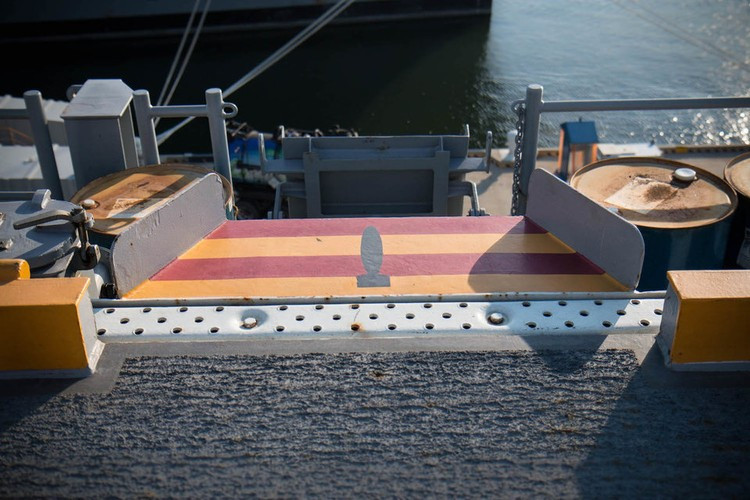 Rãnh thải bom mang tên Bomb Jettison Ramps. Kể từ sau vụ tai nạn năm 1967 trên tàu sân bay US Forrestal khi bom trên máy bay phát nổ, rãnh thải bom này đã được ra đời để phi hành đoàn và nhân viên trên tàu sân bay có thể thả bom, tên lửa theo rãnh này thẳng xuống biển, tránh phát nổ trên đường băng. Nguồn ảnh: BI.