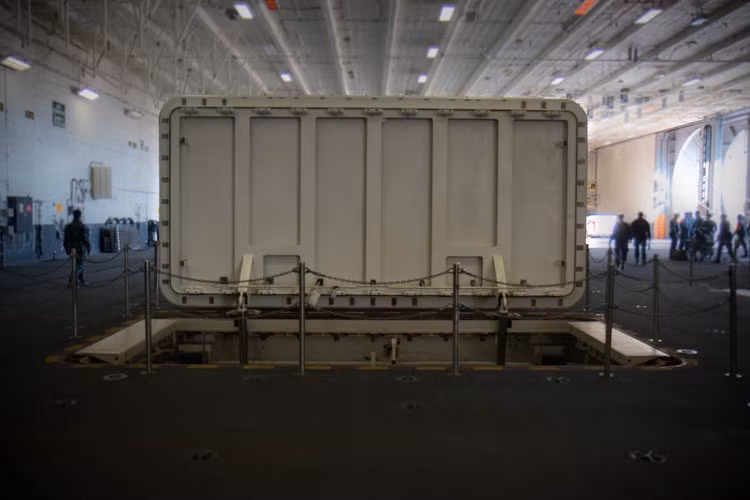 Bên trong khoang chứa máy bay có rất nhiều thang máy và cửa thông giữa các tầng trong khoang chứa, cho phép thuỷ thủ sắp xếp hợp lý các máy bay nằm trong kho chứa này. Nguồn ảnh: BI.