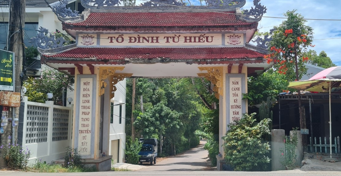  Tổ đình Từ Hiếu nằm trên đường Lê Ngô Cát dẫn lên lăng Tự Đức, thuộc phường Thủy Xuân, Thành phố Huế.