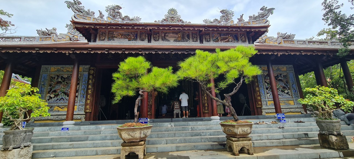 Tổ đình Từ Hiếu nguyên là am An Dưỡng do Hòa thượng Nhất Định khai sáng, là nơi có nhiều thái giám triều Nguyễn quy y.