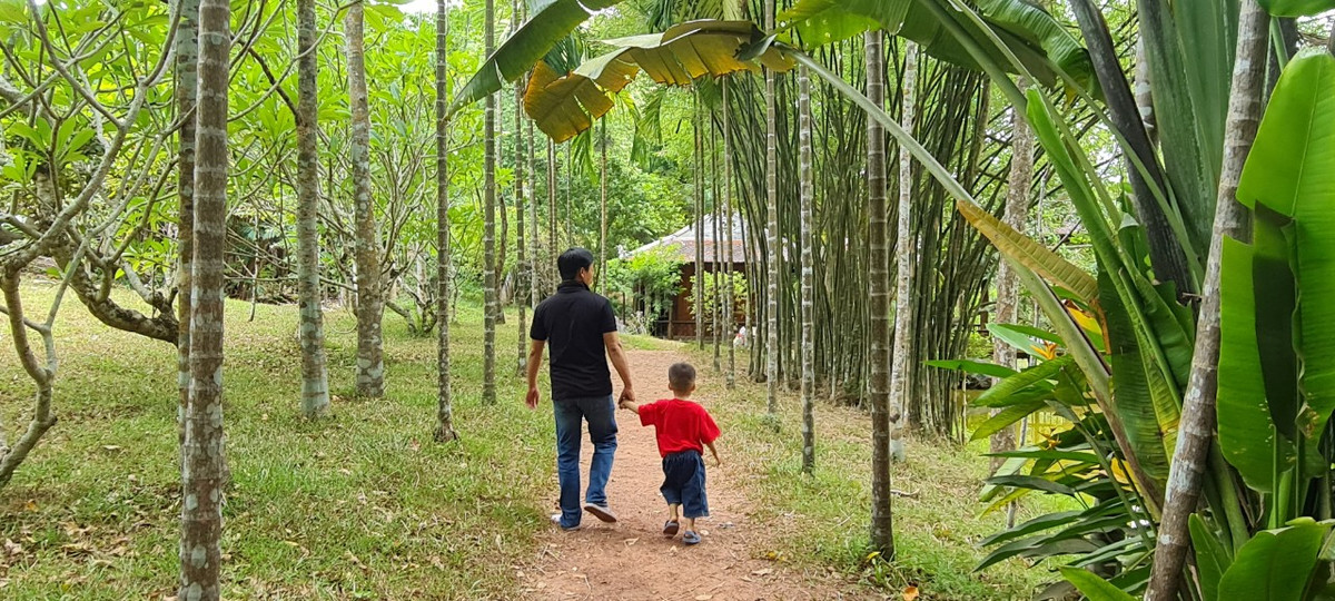 Những con đường nhỏ rợp bóng cây, không gian thoáng đãng, sơn thủy hữu tình, mang đến cho du khách cảm giác bình yên khó tả.