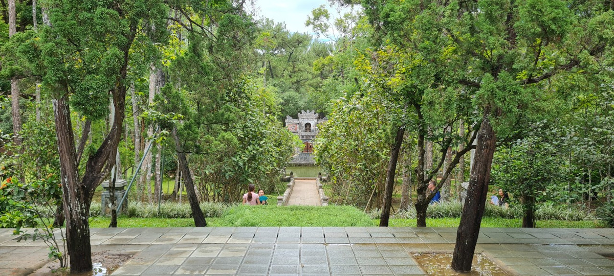 Theo truyền thuyết, tên gọi Từ Hiếu xuất phát từ việc vua Tự Đức cảm phục tấm lòng chí hiếu với mẹ của Hòa thượng Nhất Định, dù là bậc chân tu nhưng lúc mẹ già đau yếu, Hòa thượng vẫn không ngại lời đàm tiếu, hằng ngày đều đến chợ mua cá về nấu cho mẹ.