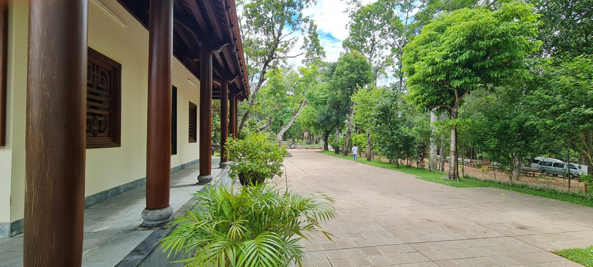 Sau ngày nhà sư Nhất Định viên tịch năm 1848, các thái giám đã quyên góp tiền, xây dựng một ngôi chùa ba gian hai chái, vách xây, sườn gỗ, mái ngói, với nhà Lạc Nghĩa nằm bên phải, nhà Ái Nhật bên trái, được vua Tự Đức ban tặng tấm biển đề “Sắc tứ Từ Hiếu Tự”.