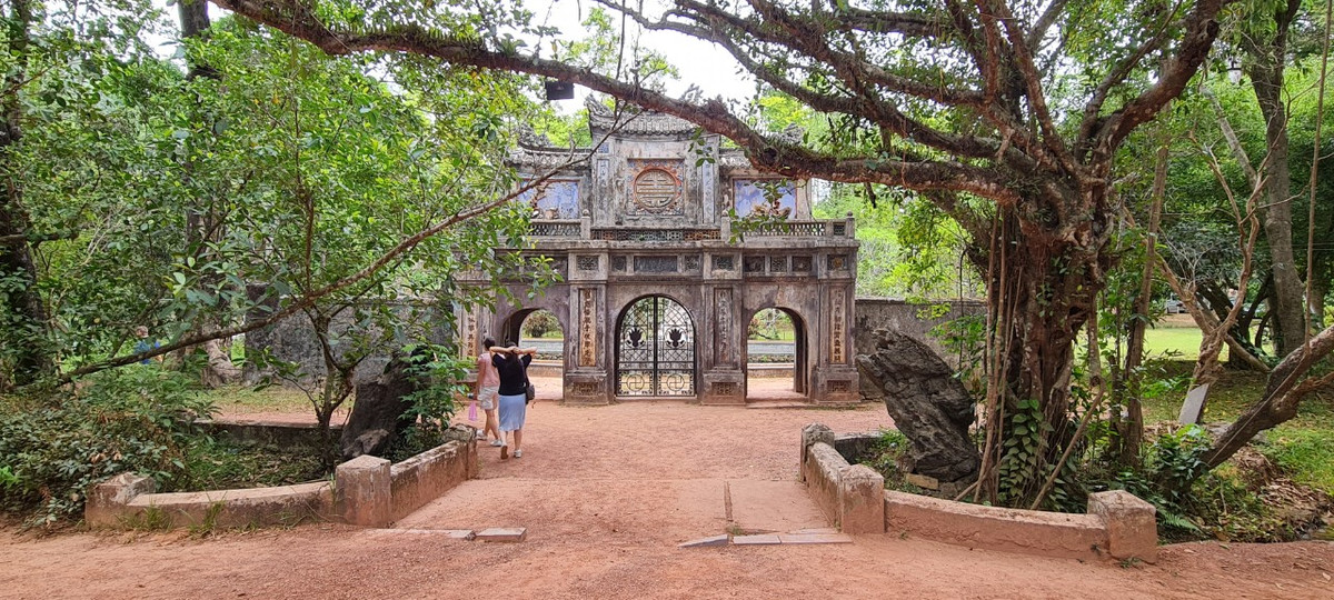 Tổ đình Từ Hiếu được xem là một trong những ngôi chùa cổ nhất ở Huế, sở hữu kiến trúc rất độc đáo, khác biệt. Lối dẫn vào chùa với kiến trúc cổng Tam Quan rêu phong cổ kính.