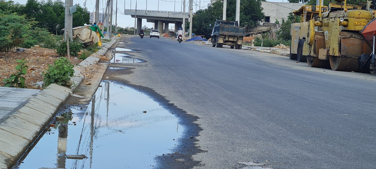Trong khi đó, tại một số đoạn trên tuyến ĐT601 đã được thảm nhựa, xuất hiện tình trạng nước mưa đọng thành vũng trên lòng đường.