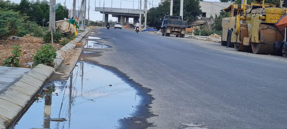 Trong khi đó, tại một số đoạn trên tuyến ĐT601 đã được thảm nhựa, xuất hiện tình trạng nước mưa đọng thành vũng trên lòng đường.