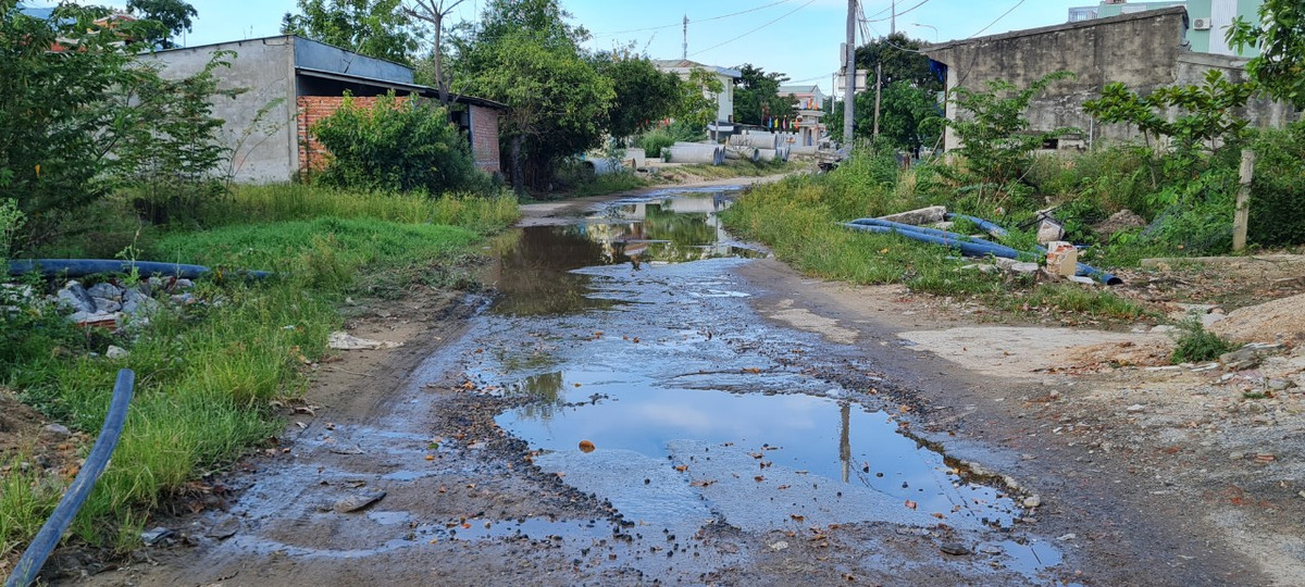 Sau 3 năm thi công, dự án trọng điểm của thành phố Đà Nẵng với tổng vốn đầu tư hơn 700 tỷ đồng chưa hẹn ngày hoàn thành. Hiện nay, thời tiết không mưa, nhưng nước vẫn tràn ra giữa đường làm cho người dân lưu thông qua đoạn này rất khó khăn, nguy cơ gây tai nạn giao thông.