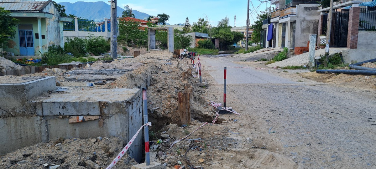 Theo Ban Quản lý dự án đầu tư xây dựng các công trình giao thông Đà Nẵng, đến nay dự án vẫn còn vướng 34 hồ sơ (kể cả các hồ sơ phát sinh) chưa được bàn giao mặt bằng để thi công, tập trung chủ yếu tại các đoạn: Đoạn chỉnh tuyến giáp ranh giữa xã Hòa Sơn và xã Hòa Liên; đoạn nút giao với đường Nguyễn Tất Thành và đoạn qua Trung tâm văn hóa xã Hòa Liên.