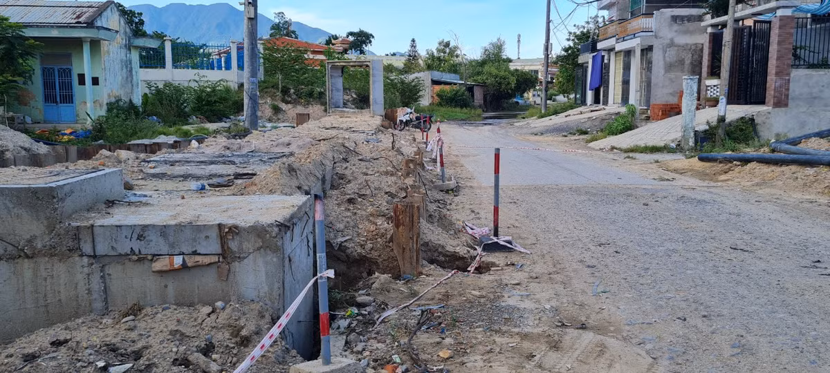 Theo Ban Quản lý dự án đầu tư xây dựng các công trình giao thông Đà Nẵng, đến nay dự án vẫn còn vướng 34 hồ sơ (kể cả các hồ sơ phát sinh) chưa được bàn giao mặt bằng để thi công, tập trung chủ yếu tại các đoạn: Đoạn chỉnh tuyến giáp ranh giữa xã Hòa Sơn và xã Hòa Liên; đoạn nút giao với đường Nguyễn Tất Thành và đoạn qua Trung tâm văn hóa xã Hòa Liên.