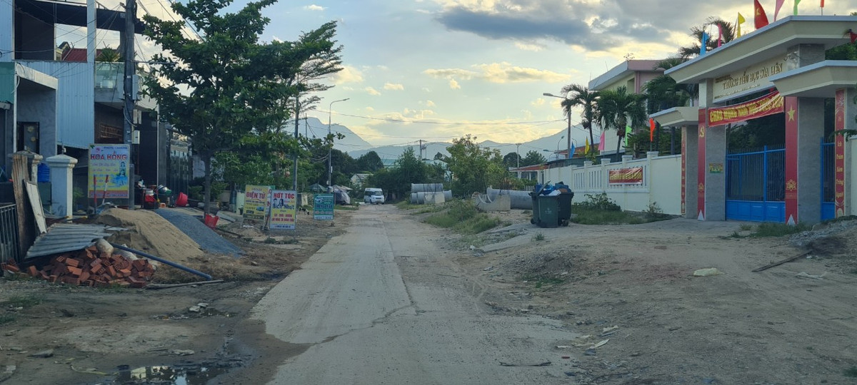 Trong quá trình triển khai công tác giải phóng mặt bằng, do ảnh hưởng bởi chênh lệch giá bồi thường, chính sách bồi thường…giữa thời điểm triển khai dự án so với giá tại thời điểm giải phóng mặt bằng và các nguyên nhân liên quan khác làm tăng chi phí giải phóng mặt bằng dự án.