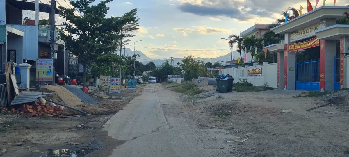 Trong quá trình triển khai công tác giải phóng mặt bằng, do ảnh hưởng bởi chênh lệch giá bồi thường, chính sách bồi thường…giữa thời điểm triển khai dự án so với giá tại thời điểm giải phóng mặt bằng và các nguyên nhân liên quan khác làm tăng chi phí giải phóng mặt bằng dự án.