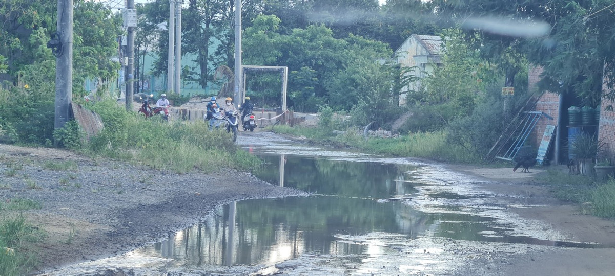 Ban Quản lý dự án đầu tư xây dựng các công trình giao thông Đà Nẵng cho biết, việc thi công tuyến đường ĐT601 bị chậm tiến độ do nhiều nguyên nhân, chủ yếu là công tác đền bù giải tỏa, giải phóng mặt bằng chậm đáp ứng triển khai đồng bộ dự án.