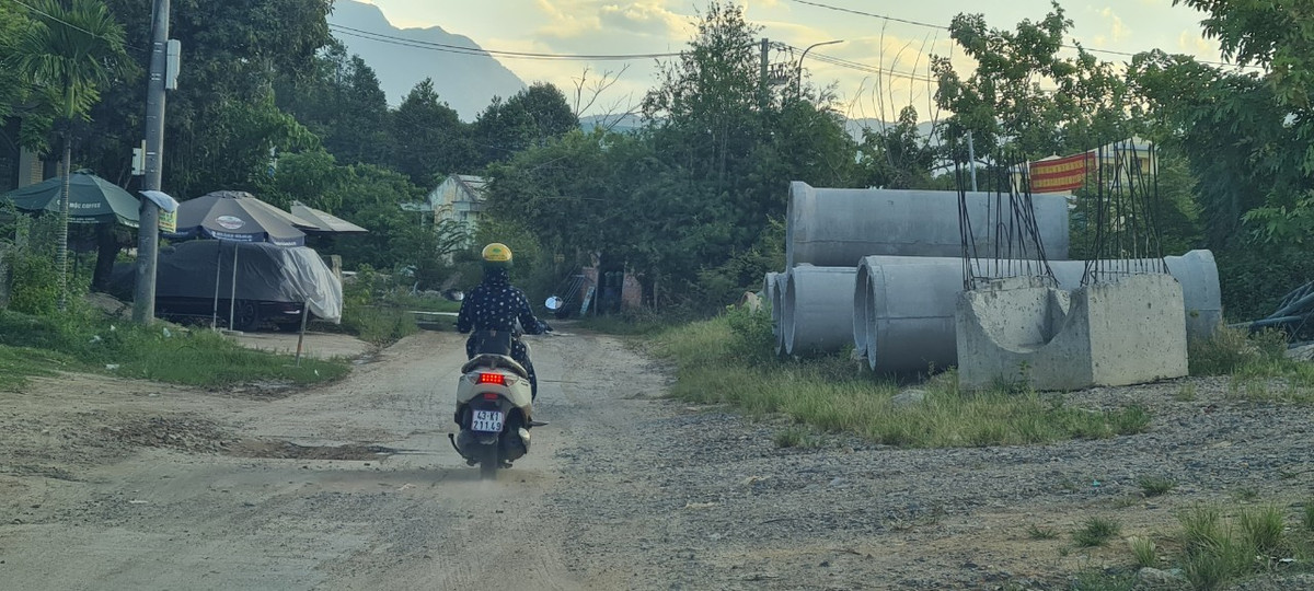 Trên thực tế, mặt bằng thi công được bàn giao theo từng đợt, từng phân đoạn (vừa thi công vừa chờ mặt bằng thi công) nên không thể triển khai đồng bộ theo thiết kế, kéo dài thời gian thi công.