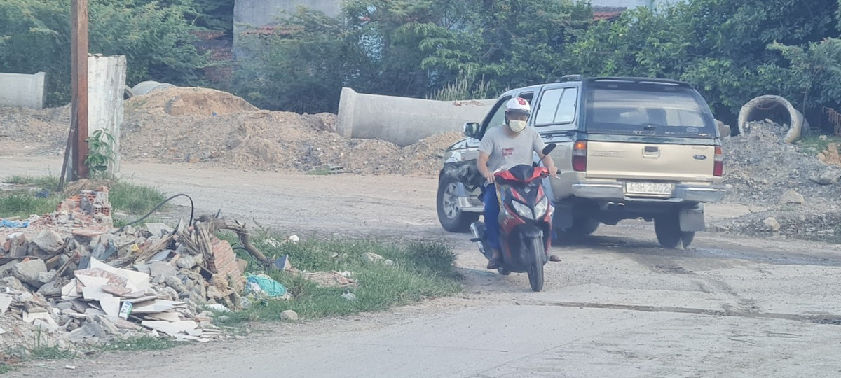 Mặt khác, dưới lòng đường ĐT601 là công trình xây dựng tuyến ống dẫn nước thô D1400 dẫn nước từ trạm bơm đập dâng Nam Mỹ đến Nhà máy nước Hòa Liên dài khoảng 10 km cần phải thi công hoàn thành trước, tiếp đó mới thi công đường ĐT601.