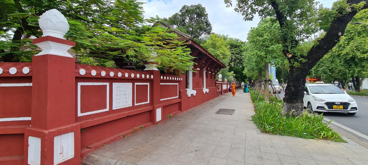 Nằm bên dòng sông Hương thơ mộng, ngay giữa trung tâm thành phố Huế cổ kính, Trường Quốc học Huế nổi bật với màu sơn đỏ rực rỡ trên trục đường chính nhộn nhịp.