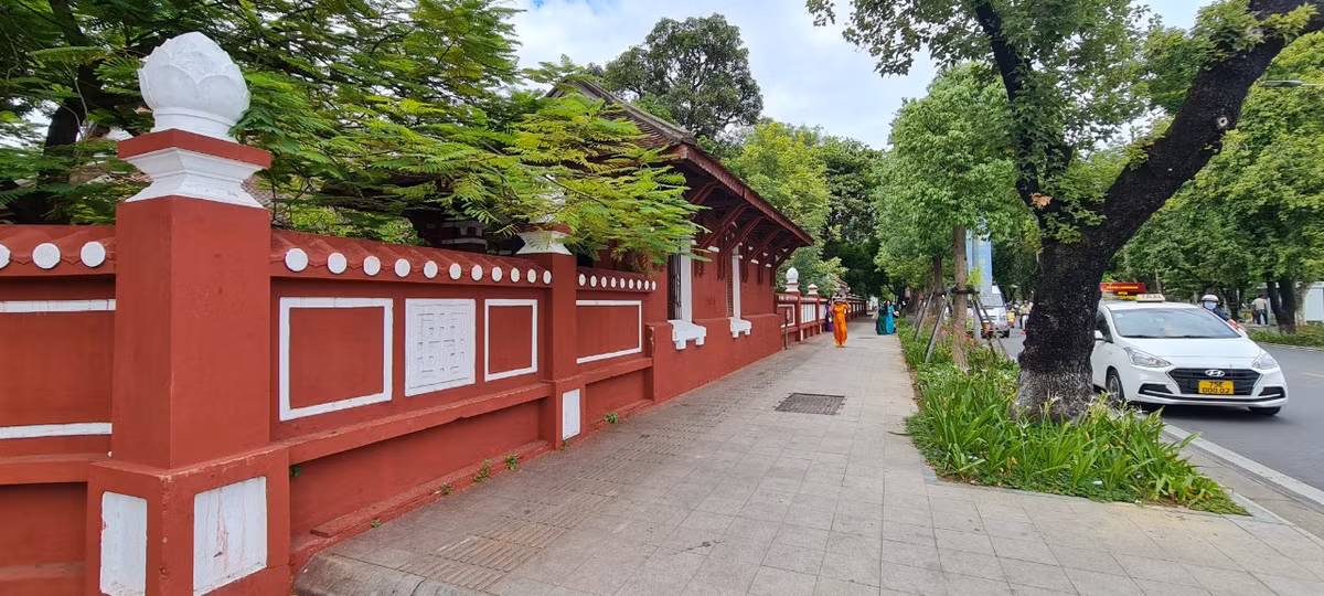 Nằm bên dòng sông Hương thơ mộng, ngay giữa trung tâm thành phố Huế cổ kính, Trường Quốc học Huế nổi bật với màu sơn đỏ rực rỡ trên trục đường chính nhộn nhịp.