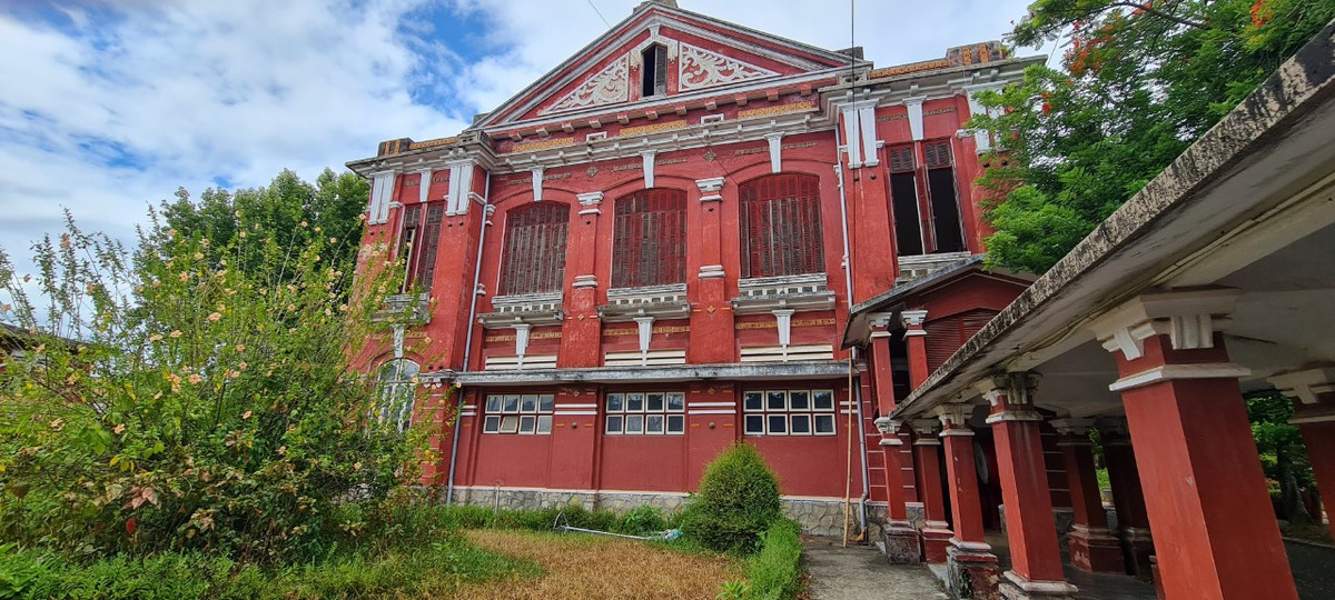 Trường Quốc học là di sản kiến trúc mang đậm dấu ấn của đất nước Pháp vào đầu thế kỉ XX. Đây là một trong những ngôi trường đẹp nhất Việt Nam và là công trình đẹp bậc nhất tại Huế.