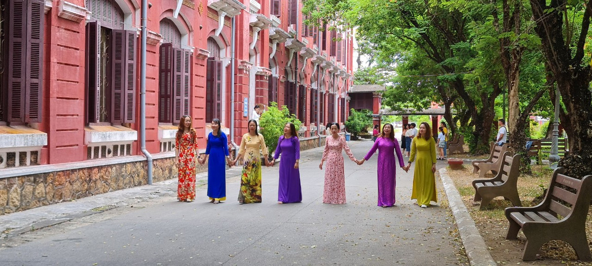 Từ sân trường, mái ngói, tường đỏ đến các dãy lớp học đều vô cùng hài hòa và thơ mộng. Khung cảnh như trở về những năm đầu của thế kỉ XX mang đến cho du khách những bức ảnh "cực chất".