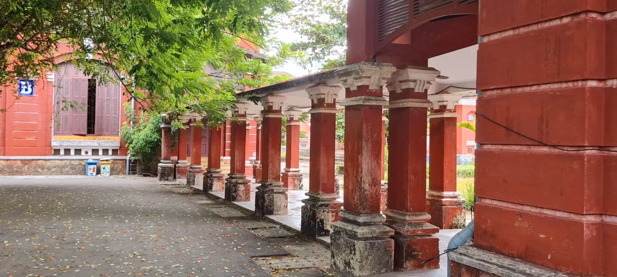 Ngôi trường hơn 100 năm tuổi sở hữu vẻ đẹp trầm mặc, thơ mộng đặc trưng của mảnh đất cố đô, là địa danh không thể bỏ lỡ trong hành trình khám phá Huế.