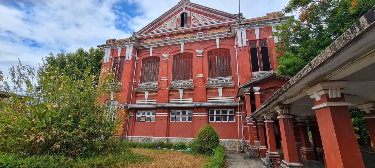 Trường Quốc học là di sản kiến trúc mang đậm dấu ấn của đất nước Pháp vào đầu thế kỉ XX. Đây là một trong những ngôi trường đẹp nhất Việt Nam và là công trình đẹp bậc nhất tại Huế.