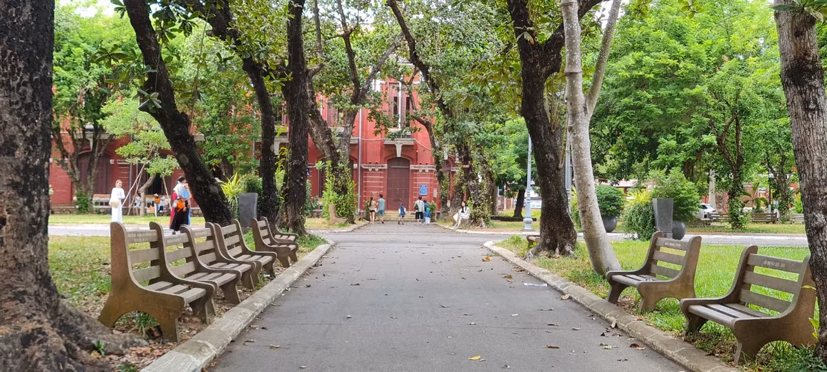 Khuôn viên trường rộng hơn 4.000m2 với những con đường rợp bóng cây xanh.