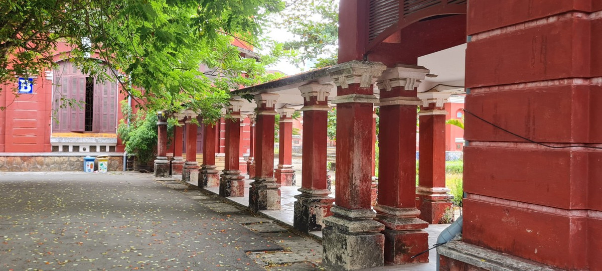 Ngôi trường hơn 100 năm tuổi sở hữu vẻ đẹp trầm mặc, thơ mộng đặc trưng của mảnh đất cố đô, là địa danh không thể bỏ lỡ trong hành trình khám phá Huế.