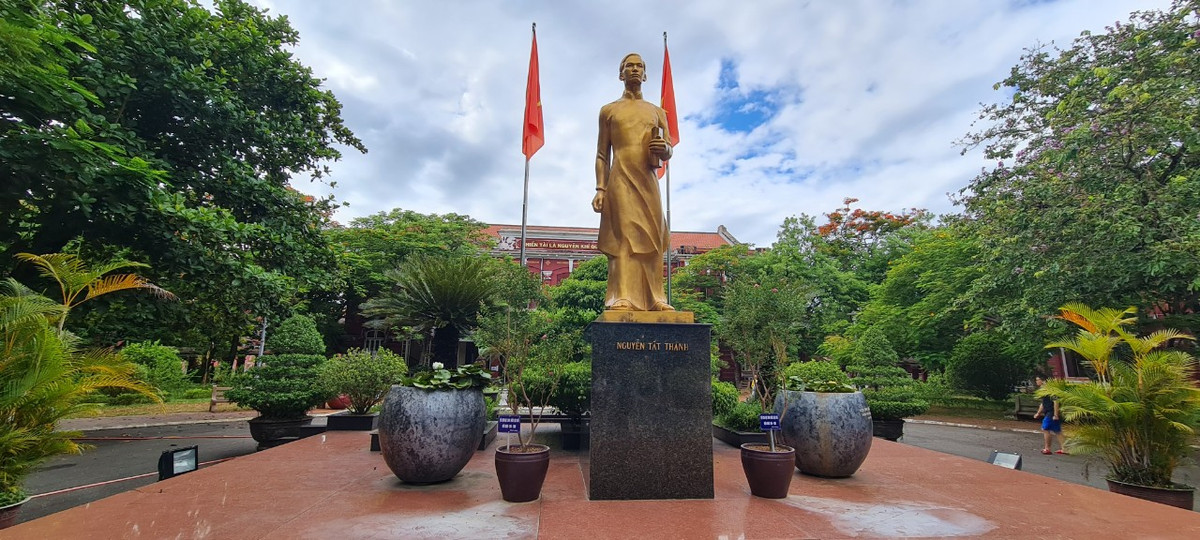 Ngay chính giữa ngôi trường, bức tượng người học trò Nguyễn Tất Thành cũng được dựng ở nơi trang trọng nhất như lời nhắc nhở các thế hệ học sinh của mái trường Quốc học luôn nêu cao tinh thần hiếu học, nỗ lực học tập, rèn luyện để góp sức xây dựng quê hương, đất nước ngày càng giàu đẹp.