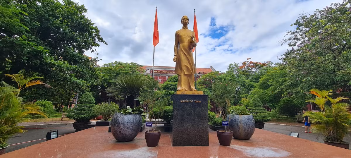 Ngay chính giữa ngôi trường, bức tượng người học trò Nguyễn Tất Thành cũng được dựng ở nơi trang trọng nhất như lời nhắc nhở các thế hệ học sinh của mái trường Quốc học luôn nêu cao tinh thần hiếu học, nỗ lực học tập, rèn luyện để góp sức xây dựng quê hương, đất nước ngày càng giàu đẹp.