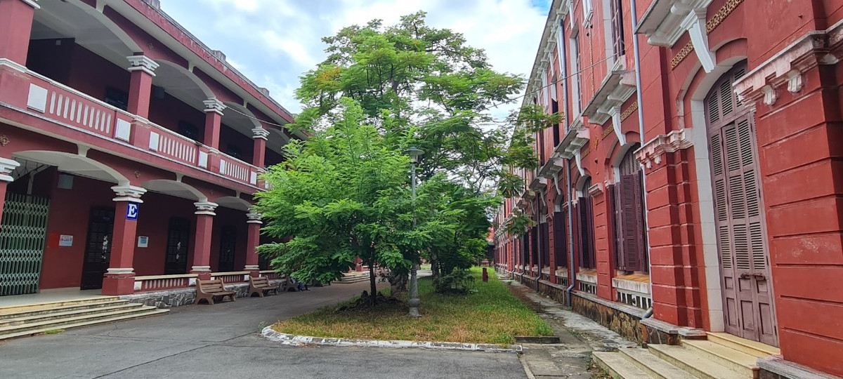 Đến những năm đầu thế kỷ XX, trường được xây dựng lại kiên cố theo lối kiến trúc Pháp cổ, nhưng vẫn giữ được nét Á Đông với màu gạch đỏ sậm đặc trưng.