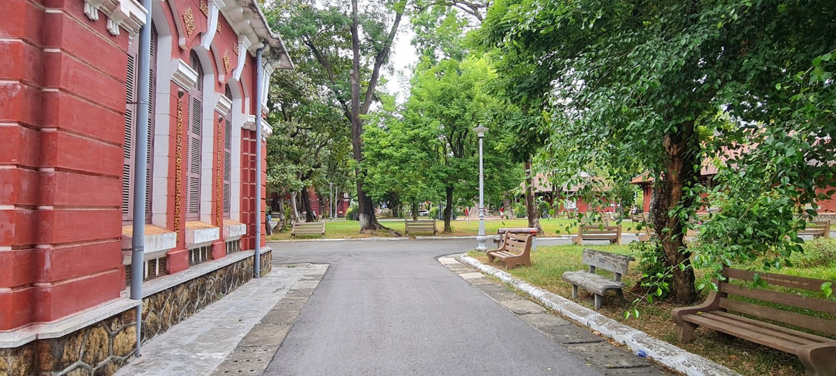 Quốc học Huế được thành lập năm 1896 theo chỉ dụ của vua Thành Thái nhà Nguyễn. Trường được xây dựng trên nền Dinh Thủy Sư (nơi huấn luyện binh lính đường thủy của quân đội triều Nguyễn) theo kiểu nhà tranh, vách đất.