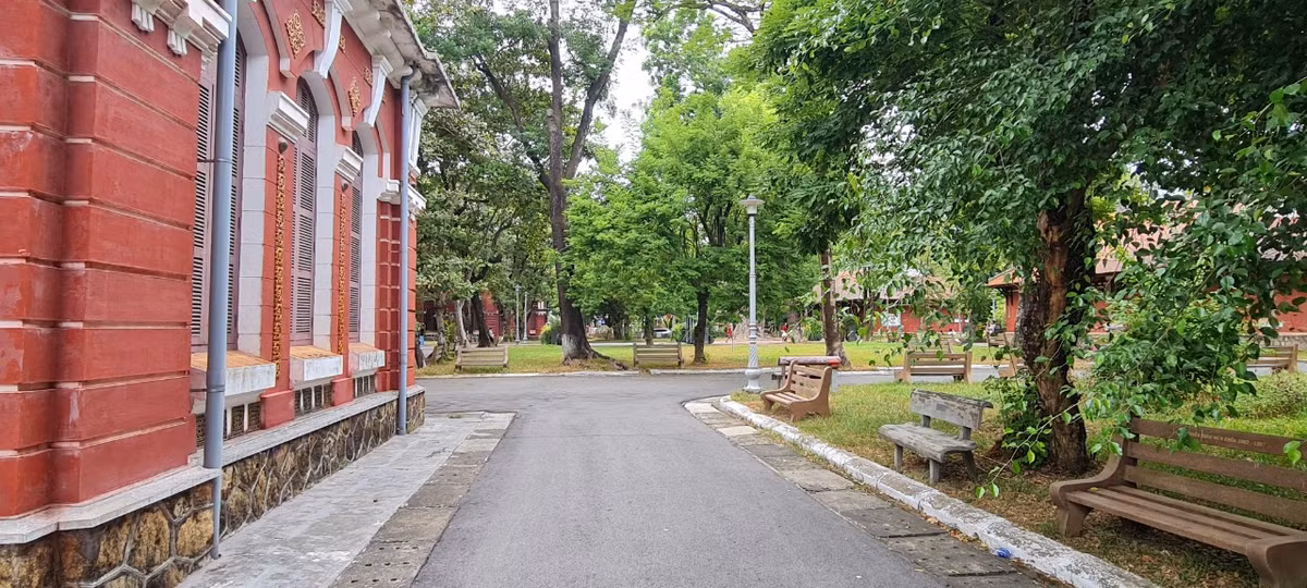 Quốc học Huế được thành lập năm 1896 theo chỉ dụ của vua Thành Thái nhà Nguyễn. Trường được xây dựng trên nền Dinh Thủy Sư (nơi huấn luyện binh lính đường thủy của quân đội triều Nguyễn) theo kiểu nhà tranh, vách đất.