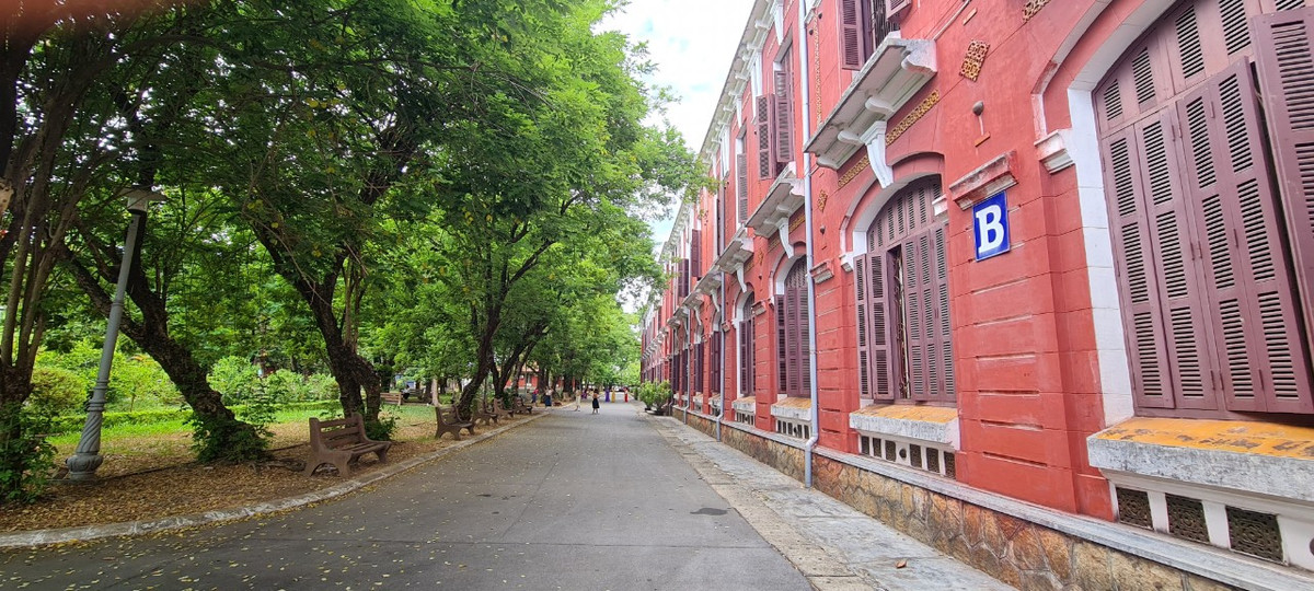 Người ta nói, Quốc học Huế mang nét uy nghi trầm mặc nhưng vẫn lãng mạn, nên thơ như chính con người của vùng đất cố đô.