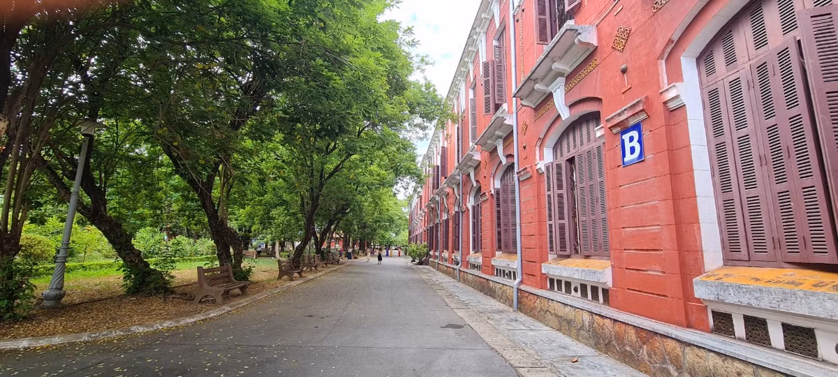 Người ta nói, Quốc học Huế mang nét uy nghi trầm mặc nhưng vẫn lãng mạn, nên thơ như chính con người của vùng đất cố đô.