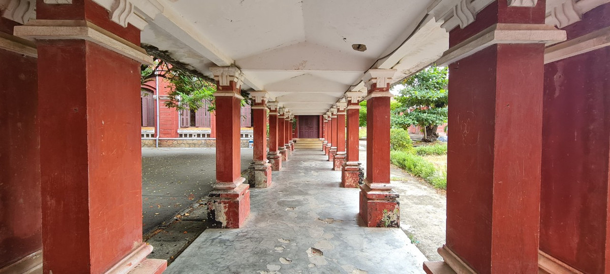 Trải qua hơn 125 năm xây dựng và phát triển với nhiều tên gọi khác nhau, mái trường “hồng” bên bờ sông Hương thơ mộng đã chứng kiến bao thăng trầm của lịch sử dân tộc.