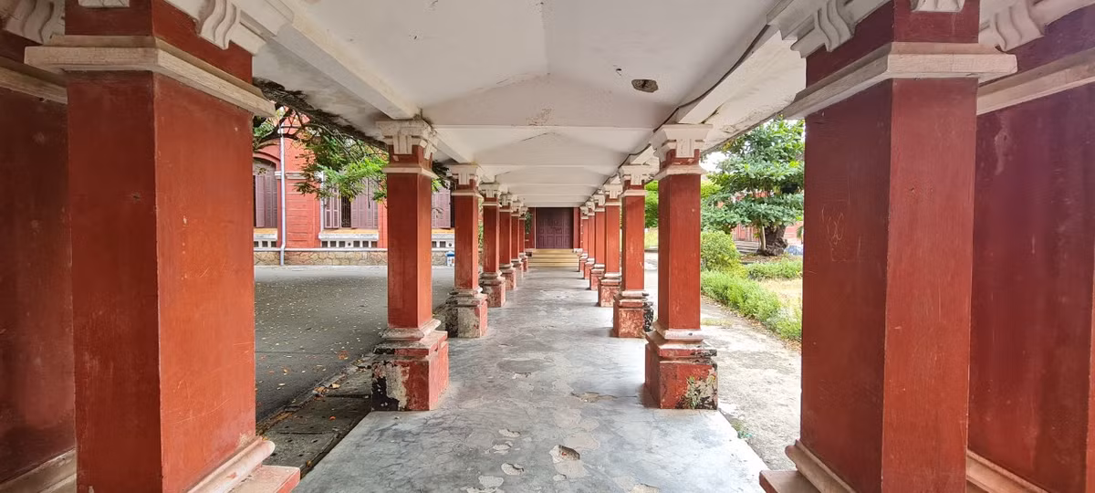 Trải qua hơn 125 năm xây dựng và phát triển với nhiều tên gọi khác nhau, mái trường “hồng” bên bờ sông Hương thơ mộng đã chứng kiến bao thăng trầm của lịch sử dân tộc.