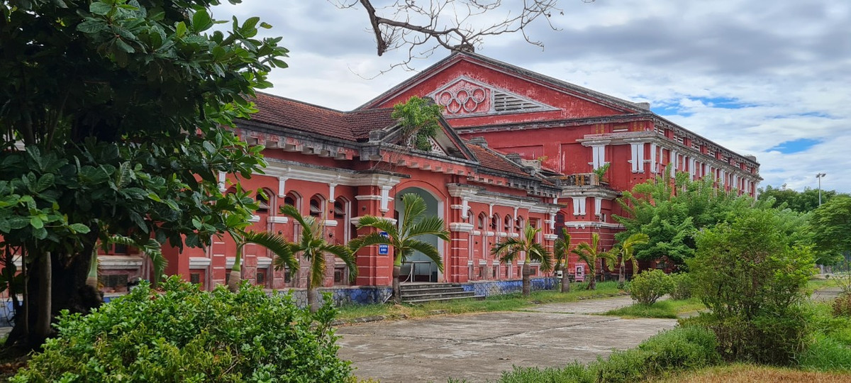 Tháng 3/1990, Trường Quốc học Huế được công nhận Di tích lịch sử văn hóa cấp quốc gia. Đến năm 2021, Trường được xếp hạng Di tích Quốc gia đặc biệt.