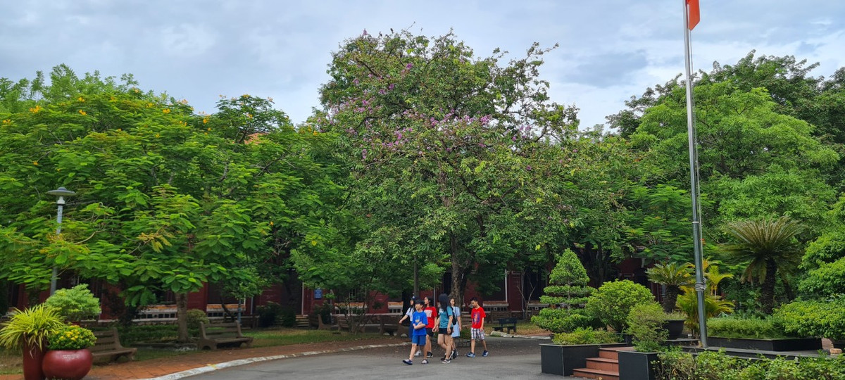 Hơn một thế kỷ, ngôi trường không chỉ nổi tiếng với bề dày truyền thống mà còn trở thành cái nôi đào tạo nhân tài, là niềm ao ước, ngưỡng mộ của bao học sinh Thừa Thiên Huế và các tỉnh miền Trung.