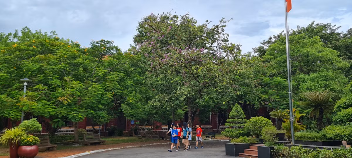 Hơn một thế kỷ, ngôi trường không chỉ nổi tiếng với bề dày truyền thống mà còn trở thành cái nôi đào tạo nhân tài, là niềm ao ước, ngưỡng mộ của bao học sinh Thừa Thiên Huế và các tỉnh miền Trung.