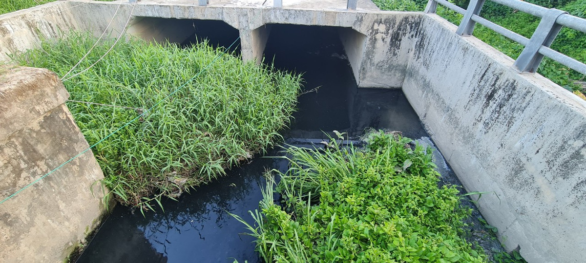 hưa đến mùa mưa bão, nhiều hộ dân nơi đây đã nhắc nhau kê dọn đồ đạc vì "kiểu này năm nay chắc vẫn ngập to".