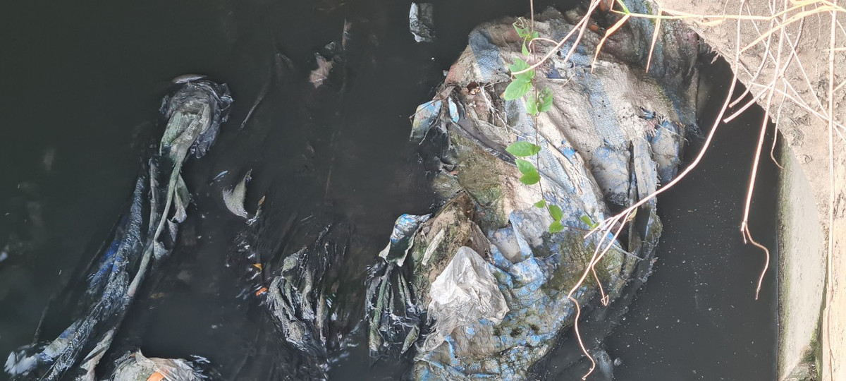 Rác thải cỡ lớn án ngữ ngay mặt tiền.