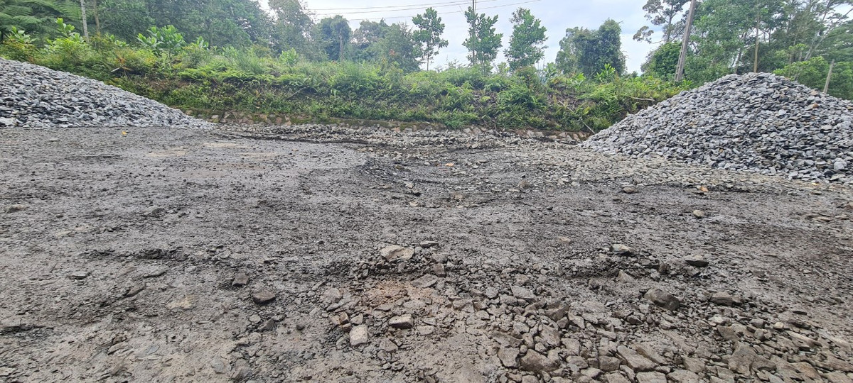 Ổ gà, ổ voi chi chít trên tuyến đường huyết mạch, được "vá tạm" theo kiểu "hư đâu sửa đó".