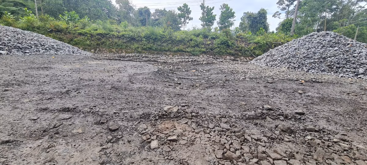 Ổ gà, ổ voi chi chít trên tuyến đường huyết mạch, được "vá tạm" theo kiểu "hư đâu sửa đó".