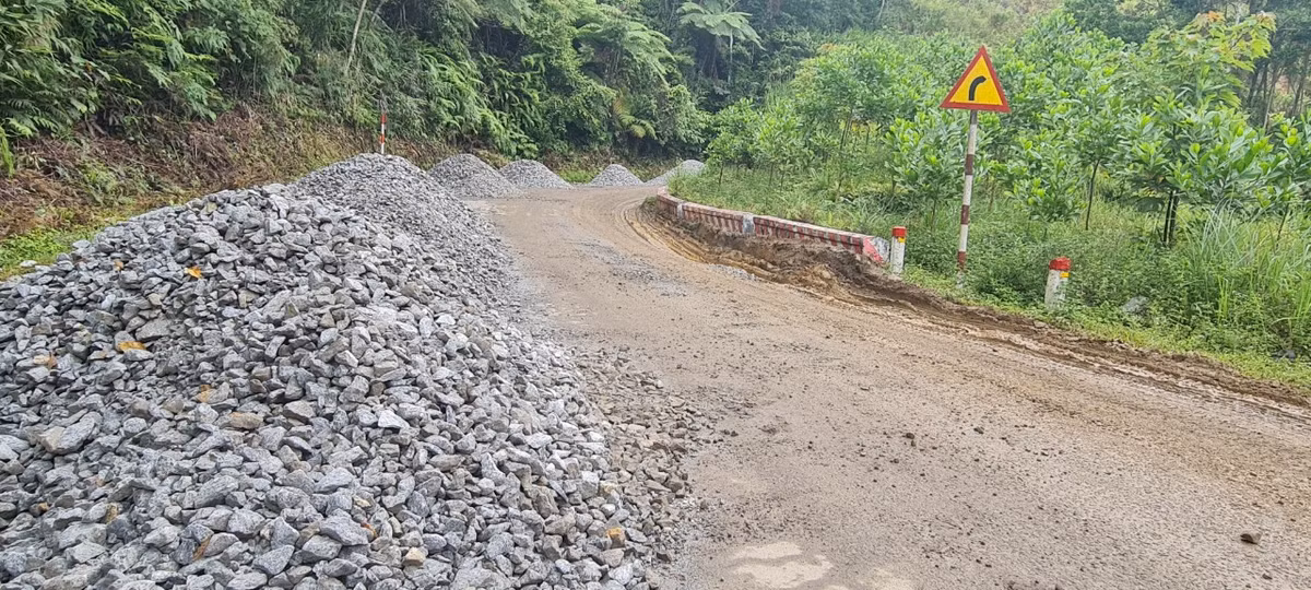 Tuy nhiên, hiện trạng quốc lộ 14D hiện nay có tiêu chuẩn kỹ thuật thấp, nhiều đường cong nhỏ, kết cấu mặt đường yếu, thường xuyên hư hỏng, không đảm bảo lưu thông cho các phương tiện vận chuyển hàng hóa có tải trọng lớn.