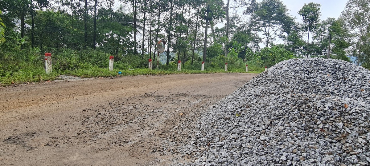 Hiện, tại rất nhiều đoạn, mặt đường bị bong tróc hoàn toàn, quốc lộ 14D đi cửa khẩu Nam Giang trông như đường làng.