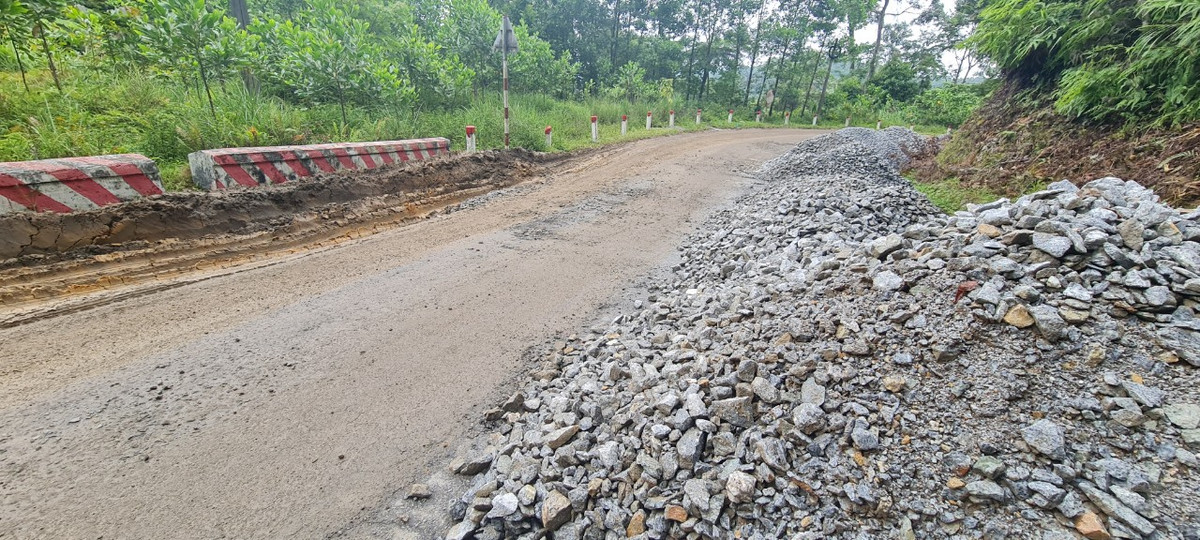 "Quốc lộ 14D nhỏ hẹp, nhiều khúc cua nguy hiểm, đường lại xuống cấp nghiêm trọng nên xe container chở hàng đi cửa khẩu phải "bò" hàng giờ, chưa kể mùa mưa bão sắp đến.", anh Minh, một tài xế chuyên chở hàng qua tuyến đường này cho biết.