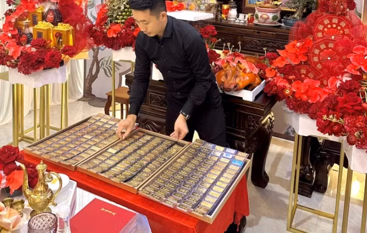 Co dau nhan 26 cuon so do trong le vu quy gay sot mang la ai?-Hinh-3