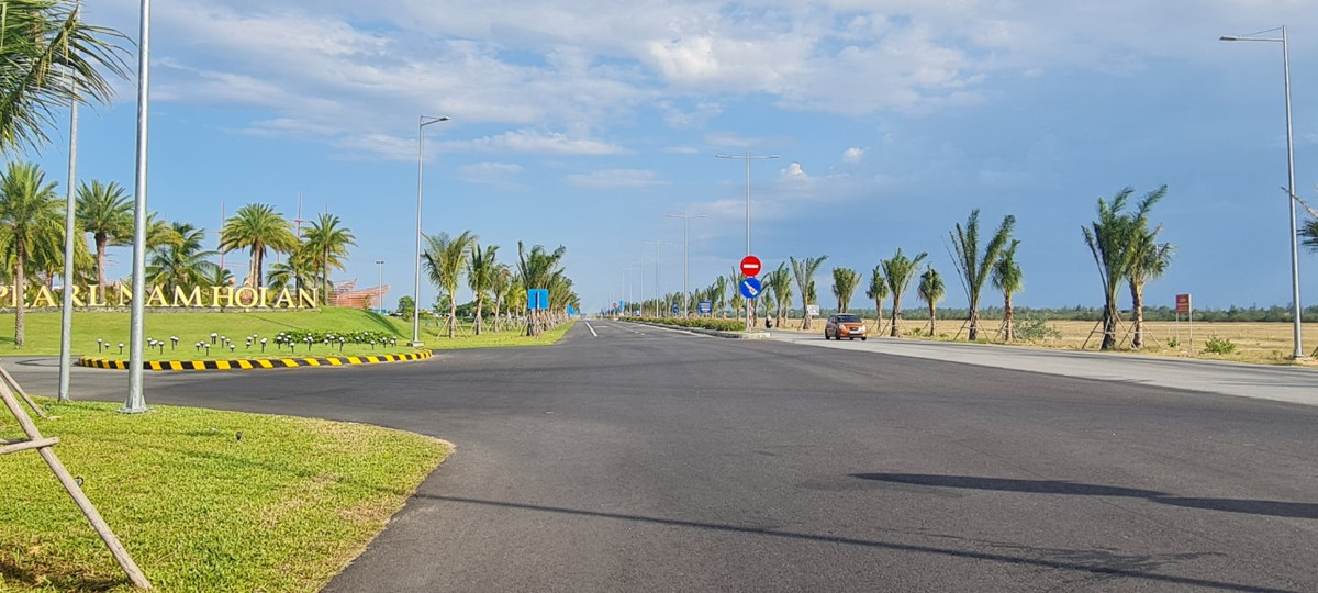 Đây cũng là cung đường nổi tiếng với Khu nghỉ dưỡng phức hợp Nam Hội An - Hoiana và Vinpearl Nam Hội An.